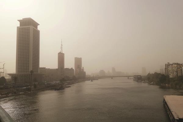 عاصفة ترابية تحجب الرؤية بالقاهرة    