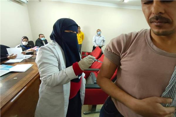تطعيم عمال منظومة النظافه بمدينة السادات 