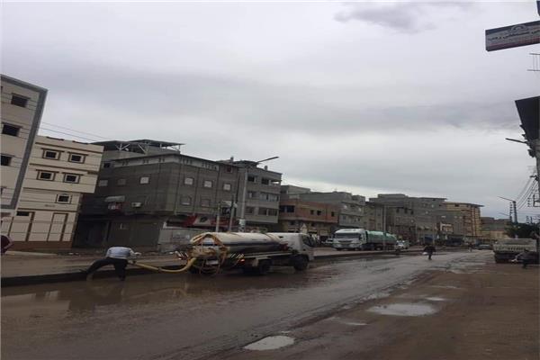  أعمال رفع تجمعات مياه الأمطار في دمياط