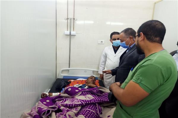 محافظ أسيوط يوجه برعاية المصابين والسكرتير العام يزور المصابين في مستشفى الايمان