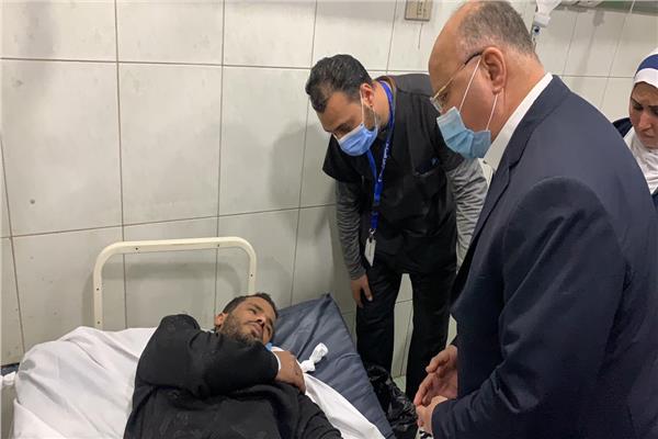 محافظ القاهرة مع أحد المصابين