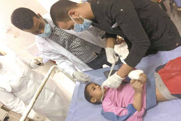 الطفل مازن يتلقى الرعاية اللازمة داخل المستشفى