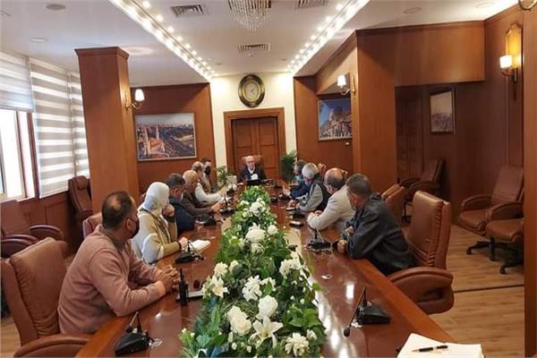 محافظ بورسعيد يلتقى رؤساء الأحياء 