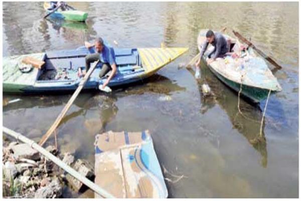مخلفات النيل رزق صيادى القرصاية