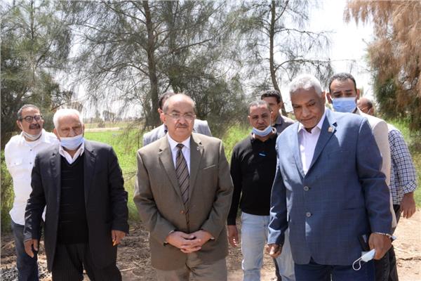 رئيس جامعة أسيوط يتفقد القمح المزروع بنحو 32 فدان بمزرعة الارشادية