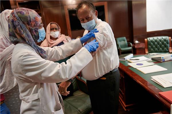 صورة من تلقي رئيس وزراء السودان للقاح كورونا