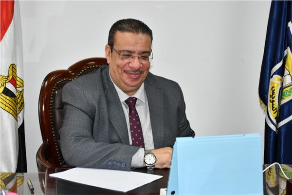 الدكتور أحمد زكى رئيس جامعة قناة السويس