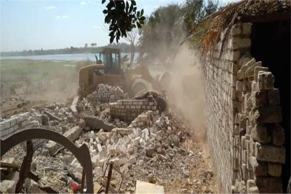إزالة 7 حالات تعدي علي نهر النيل بالمنيا