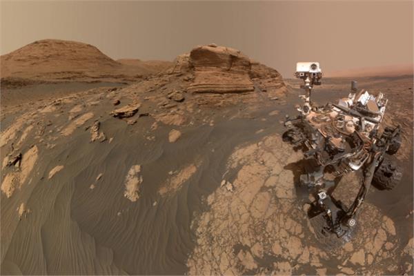 كيوريوسيتي تلتقط صورا على المريخ