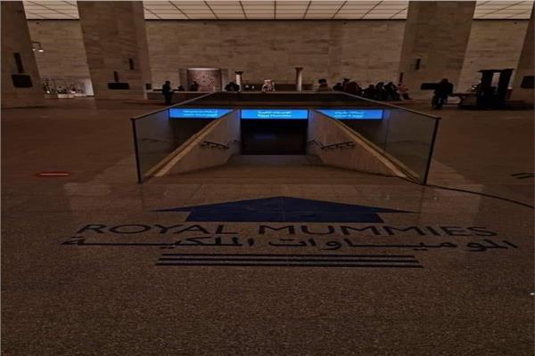 مدخل مكان عرض المومياوات الملكية من داخل المتحف القومي للحضارات المصرية 