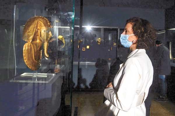  أودرى أزولاى  رئيسة اليونسكو خلال تفقدها المتحف المصرى