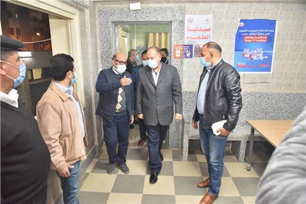محافظ أسيوط يزور مركز تطعيم المواطنين بلقاح كورونا بمستشفى الإيمان العام  