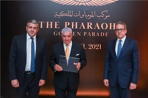 رئيس منظمة السياحة العالمية يسلم زاهي حواس شهادة تعينه سفيرا للمنظمة