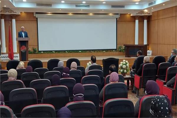 محافظ بورسعيد يعقد اجتماعا مع العاملين بالجهاز التنفيذي