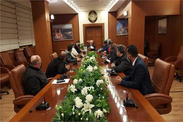 محافظ بورسعيد  يواصل  اجتماعاتة مع لجنة المتابعة اللاحقة لضبط العمليات الاستيرادية للمنطقة الحرة 