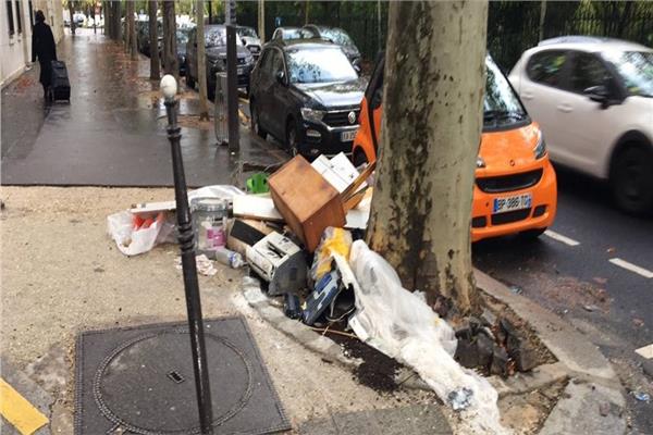 النفايات تسيطر على شوارع باريس