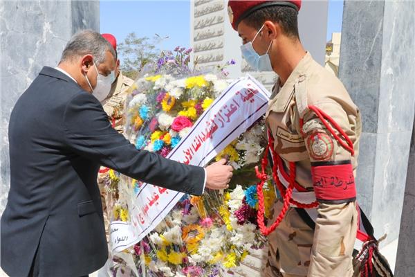 محافظ سوهاج يضع إكليل الزهور على النصب التذكاري