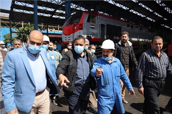 رئيس هيئة السكة الحديد في زيارة تفقدية لمتابعة العمل بورش الفرز بالقاهرة