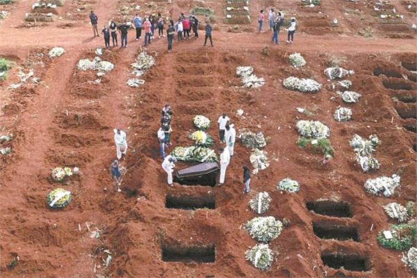 عمليات دفن ضحايا كورونا فى مقبرة بمدينة ساو باولو البرازيلية  