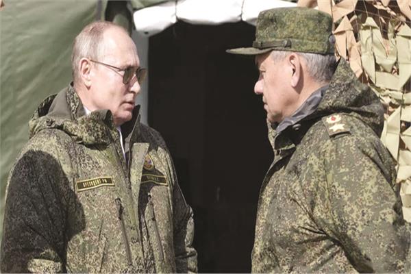 بوتين مع وزير الدفاع الروسى فى مدينة أورينبورج جنوب روسيا 