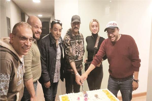 محمد سعد وياسر الطوبجى مع المؤلف مجدى الكدش أثناء تسجيل «29 يوم»
