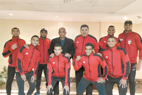  د. عبدالعزيز غنيم يتوسط أبطال الملاكمة
