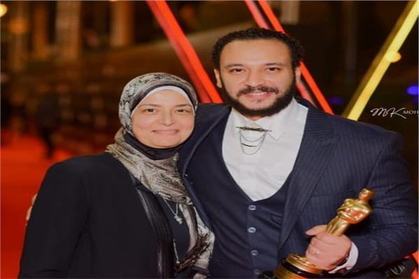 الفنان أحمد خالد صالح مع والدته 