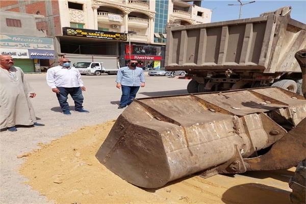 إنقلاب عربة محملة بالرمال بميدان مدينة الباجور فى المنوفية