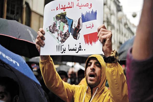  متظاهر جزائرى يحمل لافتة خلال تظاهرة للحراك فى العاصمة الجزائر 