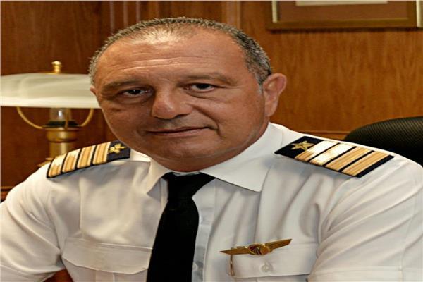 الطيار عمرو أبو العينين رئيس الشركة القابضة  مصر للطيران