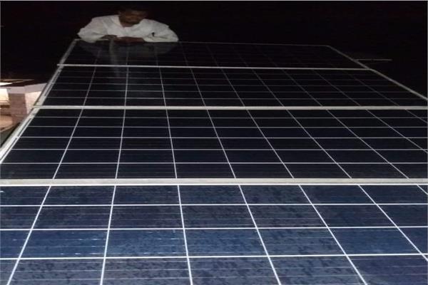 متابعة صيانة ألواح الطاقة الشمسية ب"العلاقى" فى أسوان
