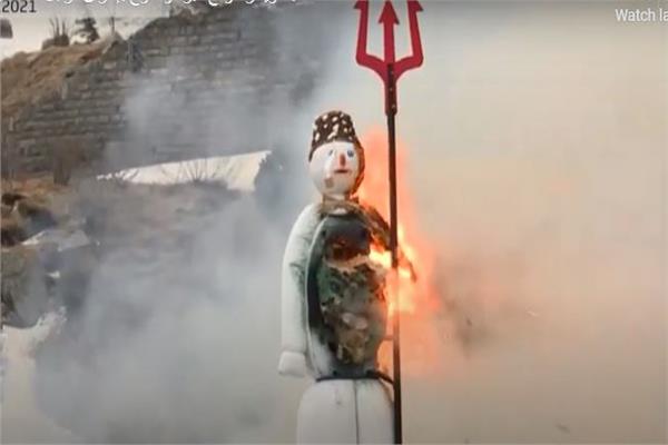 سويسرا تودع البرد والثلوج بإحراق رجل الشتاء بوغ