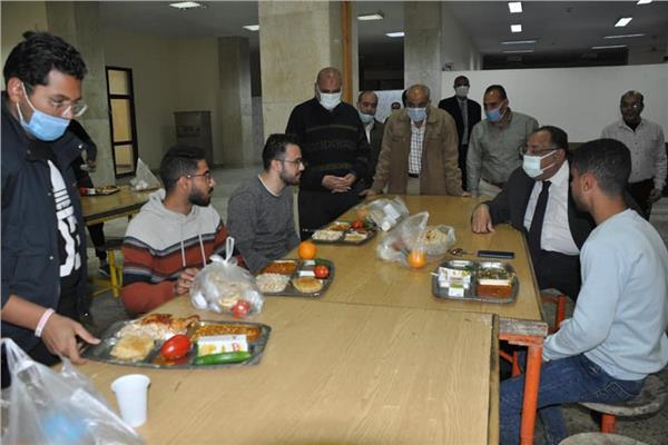 رئيس جامعة حلوان يشارك طلابه الإفطار الرمضاني