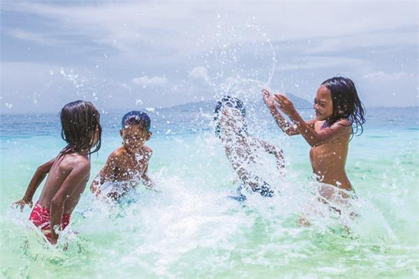 الأطفال فى مدينة بويلالى بالسباحة فى إحدى البحيرات العامة لغسل الذنوب