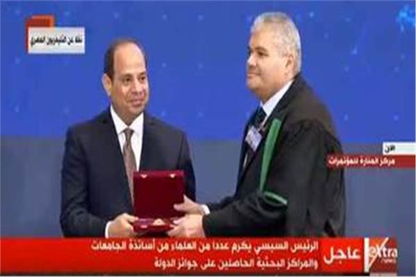 فوز الدكتور صلاح عبية بجائزة الأستاذ المتميز
