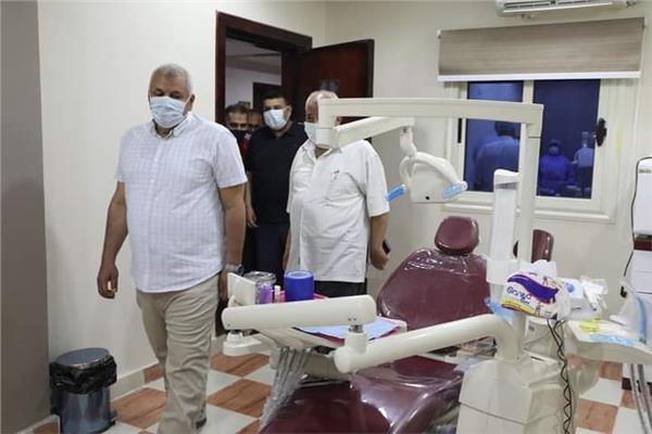 محافظ الوادي الجديد يتفقد العمل بالعيادات الطبية بمركز "حسن حلمي "