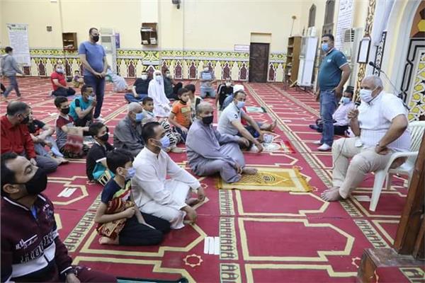محافظ الوادي الجديد يلتقي المواطنين بمسجد إبراهيم شكري بالخارجة