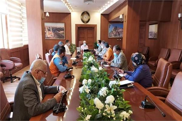 محافظ بورسعيد يعقد إجتماعا مع  لجنة إدارة ازمة كورونا. 