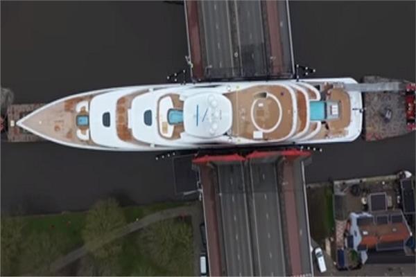 يخت سوبر  يشٌق جسر في هولندا 