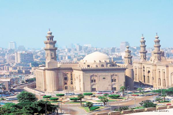 < مسجد السلطان حسن بالقاهرة