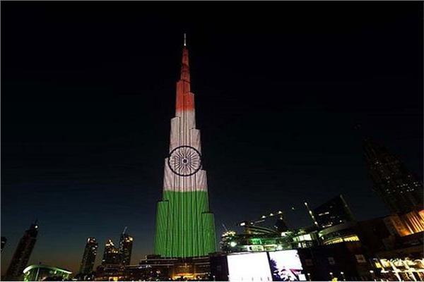 برج خليفة وهو ملون بعلم الهند