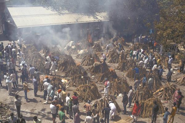 إحراق جثامين متوفين بسبب الجائحة فى الهند  