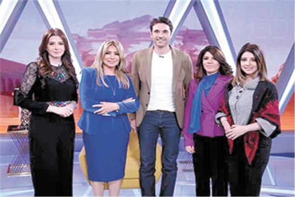  مقدمو البرنامج مع أحمد عز فى الحلقة الأولى