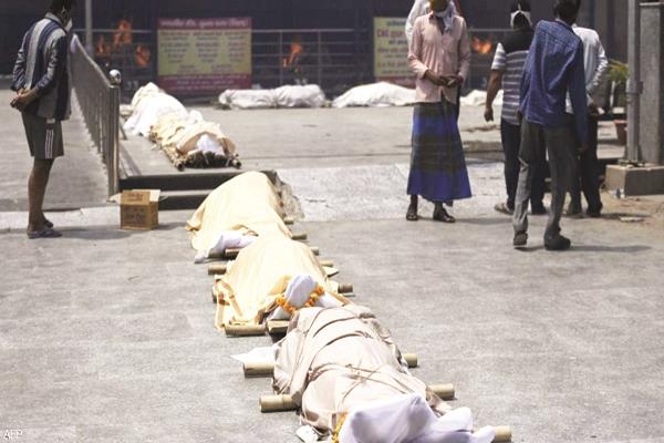 جثث فى الشوارع لضحايا كورونا بالهند   