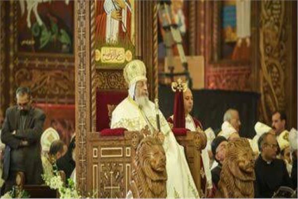 بدء قداس عيد القيامة بالكاتدرائية والبابا تواضروس يتراس الصلاة 
