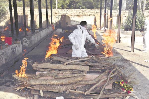 عمليات حرق لجثامين ضحايا الوباء فى منطقة جامو الهندية                         