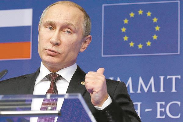 الرئيس الروسى وخلفه علم الاتحاد الاوروبى 
