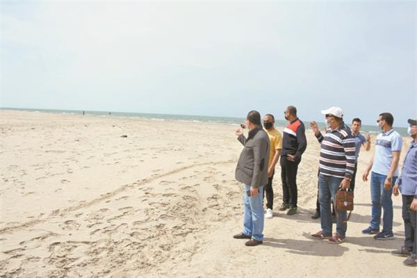 عدد من المسئولين يتفقدون الشواطىء للتأكد من خلوها من المواطنين 
