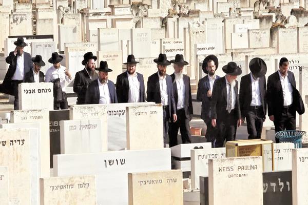 يهود متشددون يشاركون فى جنازة أحد ضحاياحادث تدافع جبل ميرون 