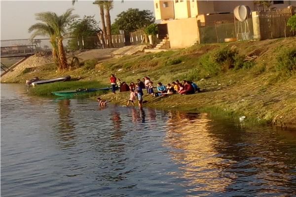 بدء توافد المواطنين على شواطىء النيل  بسوهاج